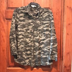 Beachlunchlounge Camo button up shirt. XS